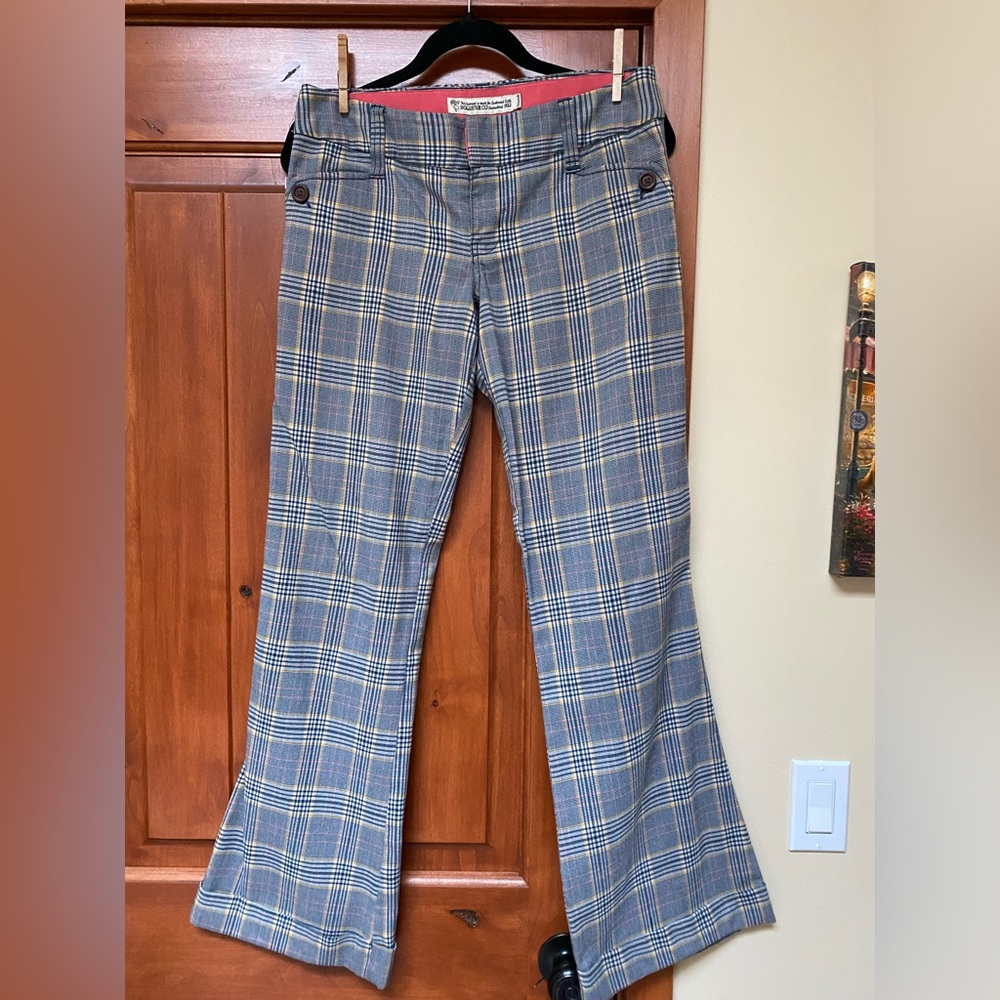 Hollister plaid pants low rise and flare, size 7 used no stains